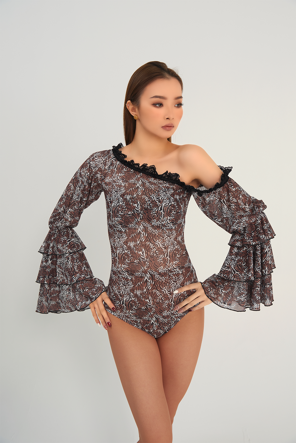 The DANCE QUEEN 677-2 leotard is perfect for any dance enthusiast. The off-shoulder design and leopard print add a touch of glamour, while the ruffle and long sleeve provide comfort and style. Dance confidently and stand out with this unique leotard.