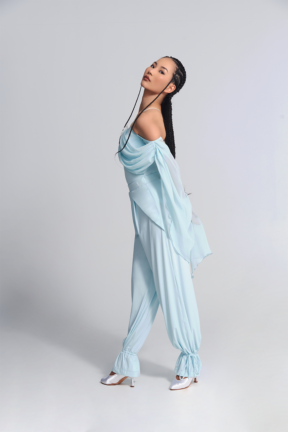 This DANCE QUEEN 715-2 leotard in Glacier Blue combines elegance and functionality. Its off-shoulder design is both stylish and comfortable, while the flower ribbon details add a touch of femininity. Made with premium materials, this leotard provides maximum flexibility and support for dancers.