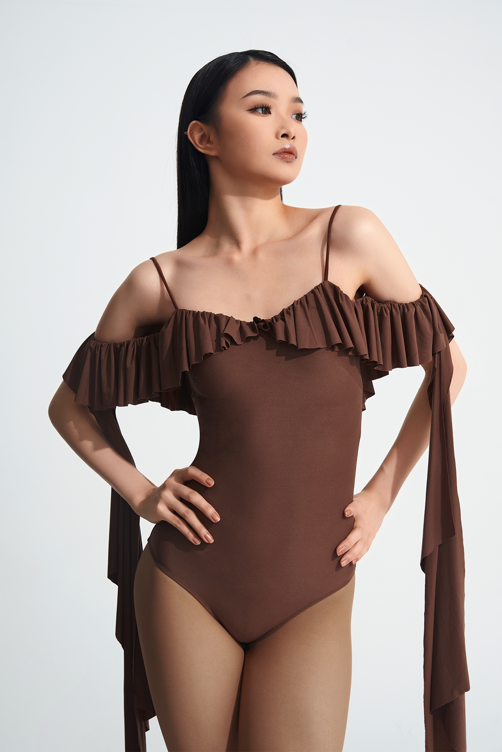 Unleash your inner dance queen with this stunning 702-6 Coffee Off Shoulder Backless Leotard by DANCE QUEEN. The off-shoulder design and backless feature add a touch of elegance and sensuality, perfect for showcasing your dance moves. Let this leotard be your go-to for all your performances, competitions, and practices.