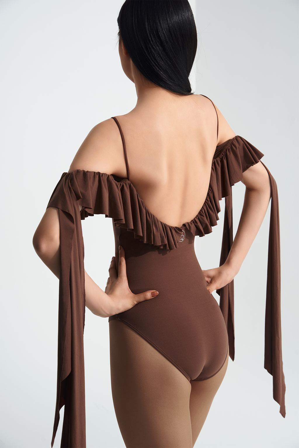 Unleash your inner dance queen with this stunning 702-6 Coffee Off Shoulder Backless Leotard by DANCE QUEEN. The off-shoulder design and backless feature add a touch of elegance and sensuality, perfect for showcasing your dance moves. Let this leotard be your go-to for all your performances, competitions, and practices.