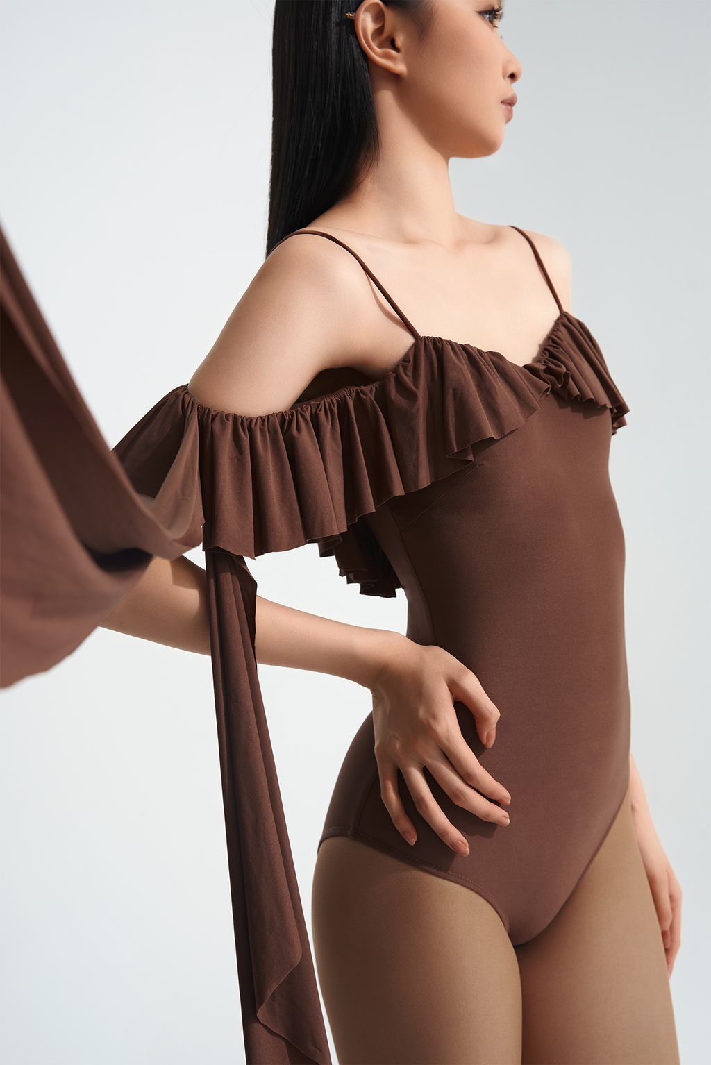 Unleash your inner dance queen with this stunning 702-6 Coffee Off Shoulder Backless Leotard by DANCE QUEEN. The off-shoulder design and backless feature add a touch of elegance and sensuality, perfect for showcasing your dance moves. Let this leotard be your go-to for all your performances, competitions, and practices.