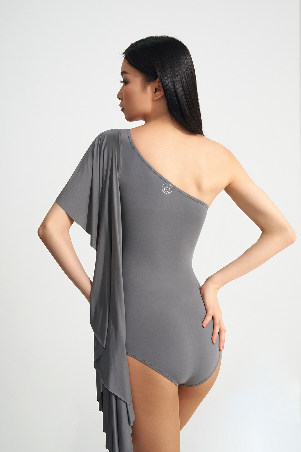 This DANCE QUEEN 703-3 Grey Off shoulder Ribbon Leotard is the perfect blend of style and comfort. It features an off shoulder design and a delicate ribbon detail, making you feel confident and elegant during dance performances. The soft and stretchy fabric ensures maximum flexibility and a perfect fit.