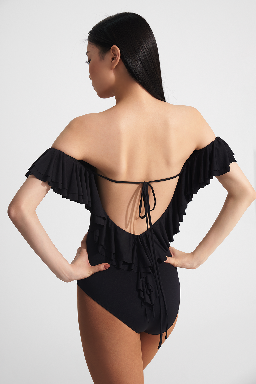 This exquisite DANCE QUEEN 732 leotard features delicate ruffles, an alluring off-shoulder design, and a sultry backless cut. Perfect for dance performances and special occasions, this leotard exudes elegance and grace.&nbsp;